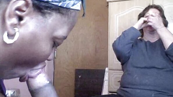 அப்பி கிராஸ் அவளது பேன்டிஹோஸைத் திறந்து கண்ணில் அனலாக சவாரி செய்கிறாள்