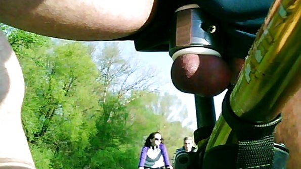 ஒரு பெரிய கழுதை அழகி அவளது புழுக்குள் ஒரு கருப்பு பெக்கரைப் பெறுகிறாள்