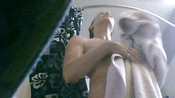 ஒரு பிம்போ வெளியில் உள்ள குளத்தில் அவளுடைய பெரிய போலித் துணிகளைக் கழுவுகிறது