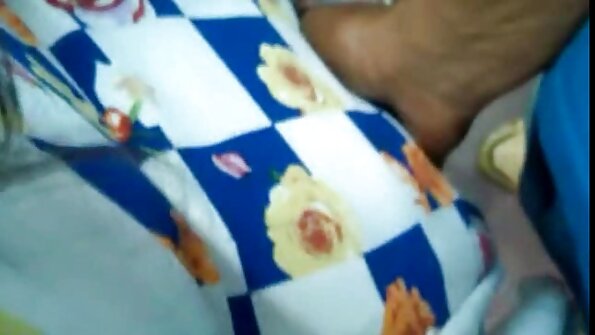 பொன்னிற முடியுடன் ஒரு பிம்போ தலைகீழாக உள்ளது, ஆழமாக ஊடுருவி வருகிறது