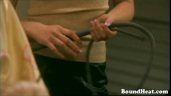 ஒரு பொன்னிறம் மசாஜ் மேஜையில் அழுத்தி, அவள் புண்பட்டாள்