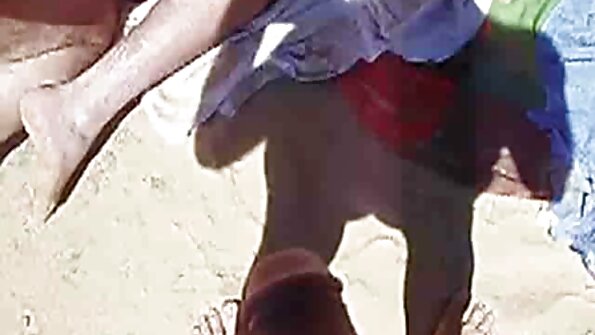 ஒரு பொன்னிறம் தன் ஆள் முன் மண்டியிட்டு அவள் அவனுக்கு ஒரு அடி வேலை கொடுக்கிறாள்