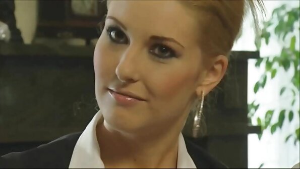 ஒரு பொன்னிறம் இரண்டு ஆண்களுடன் இருக்கிறாள், அவள் குத மற்றும் ஒரு வேலை செய்கிறாள்