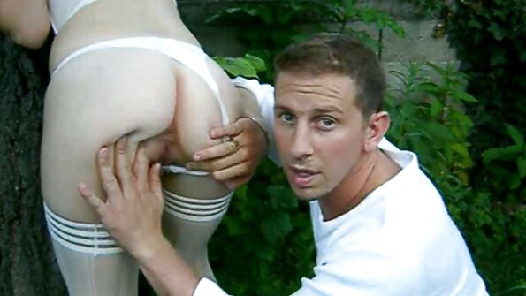 ஒரு பொன்னிறம் தன் காதலனை மகிழ்விக்க அவள் வாயைப் பயன்படுத்துகிறாள், அவள் புண்படுகிறாள்