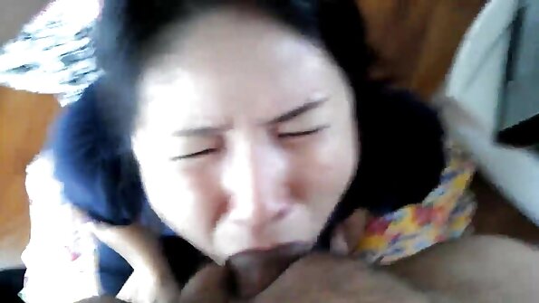 அவளது முகத்தில் கடுமையான தோற்றம் கொண்ட ஒரு பொன்னிறம் முட்டிக்கொண்டிருக்கிறது