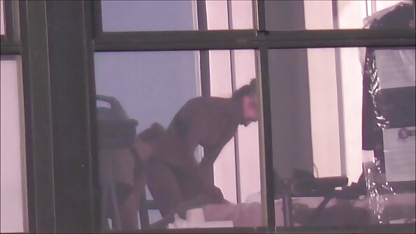 ஒரு கவர்ச்சியான உடலுடன் ஒரு பொன்னிறம் அவளது ஈரமான கோணத்தில் சிக்கிக்கொண்டது