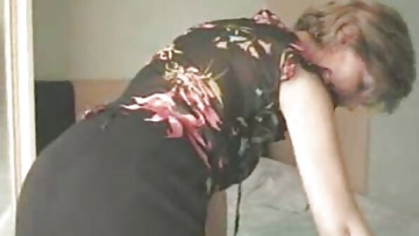 ஒரு பெரிய கழுதையுடன் ஒரு அழகி பின்னால் இருந்து படமாக்கப்படுகிறாள்