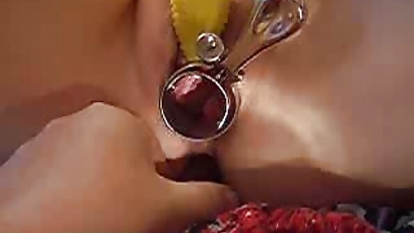 சமையலறையில் ஒரு பெரிய டைட்ஸைக் கொண்ட ஒரு மார்பளவு அம்மா