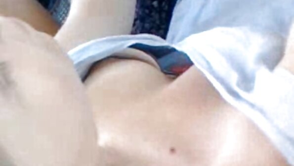 மேஜையில் உள்ள வகுப்பறையில் ஒரு சரியான பட் கொண்ட ஒரு குஞ்சு குத்தப்பட்டுள்ளது