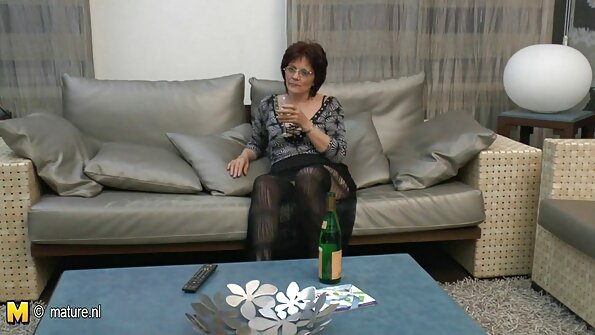 ஆடம்பரமான பதின்மங்களுடன் கூடிய இளம்பெண் ஒரு பெரிய துடிக்கும் போனரில் சவாரி செய்கிறார்