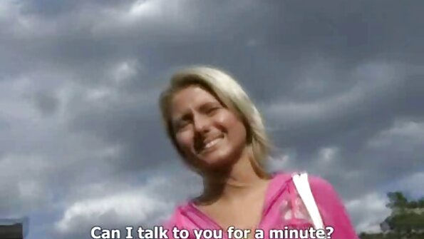 பெரிய இயற்கையான நுணுக்கங்களைக் கொண்ட ஒரு அருமையான பெண் ஒரு வேலை செய்கிறாள்