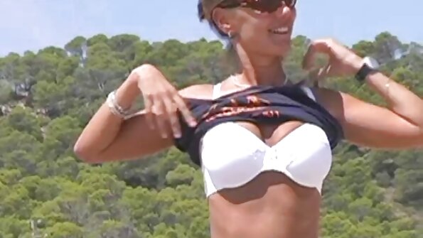 ஒரு அழகான ரஷ்ய அழகி அவளது உதடுகள் திறந்திருக்கும்