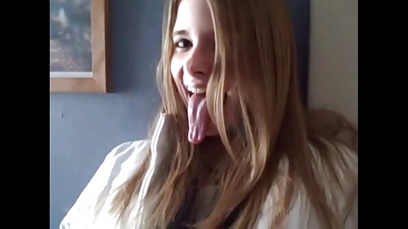 ஃபிஷ்நெட் ஸ்டாக்கிங்கில் உள்ள அற்புதமான மாடல் சக்திவாய்ந்த டிக் பெறுகிறது