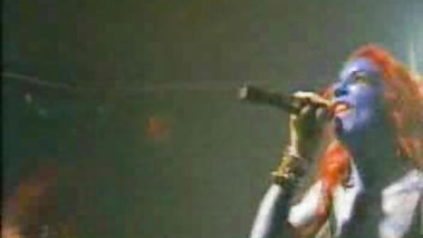 நீண்ட கூந்தலுடன் கூடிய ஒரு அழகான விஷயம் பாழடைந்த அறையில் சிக்கிக்கொண்டது