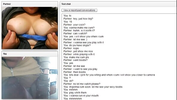 ஒரு கவர்ச்சியான படி சகோதரி தனது மாற்றாந்தாய் சகோதரர்களின் மேல் சோபாவில் இருக்கிறார்