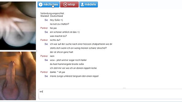 கண்ணாடியுடன் ஒரு பெண் தனது அற்புதமான புண்ணில் ஒரு டிக் பெறுகிறாள்