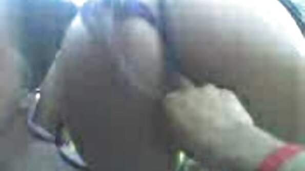 மயக்கும் முதிர்ந்த மற்றும் அவளுடைய காதலன் சோபாவில் காதல் செய்கிறான்