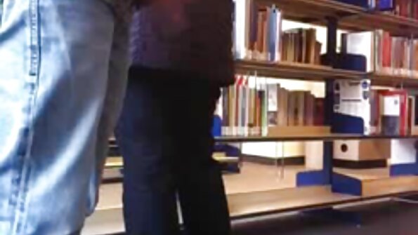 பொன்னிற குழந்தை கோல்டி க்ளாக்கிற்கு ஒரு நல்ல குச்சி கிடைக்கிறது