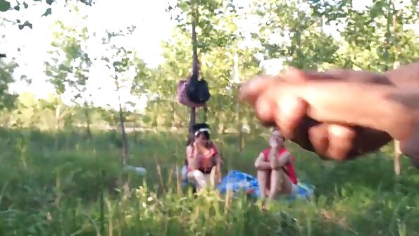 பொன்னிற குஞ்சு தனது சித்தியுடன் குத்த வாய்ப்பை பயன்படுத்துகிறது