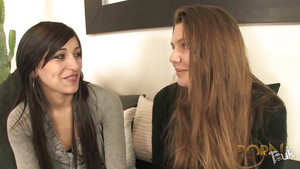 பச்சை குத்திய ஒரு பெரிய கழுதை ஆசிய பெண் நாற்காலியில் சாய்ந்திருக்கிறாள்