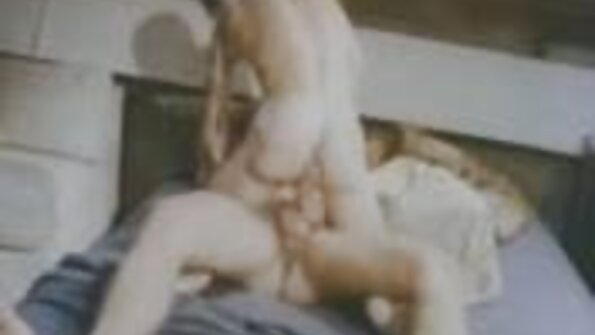 ஒரு அழகான கழுதை கொண்ட ஒரு பெரிய கழுதை பிச் ஒரு பெரிய டிக் இழுக்கிறது