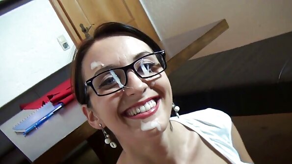 ஒரு பெரிய சேவல் அதற்குத் தேவையான சிகிச்சையைப் பெறுகிறது