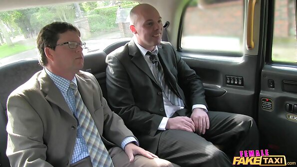 ஒரு பிம்போ அவளது டில்டோவை படுக்கையில் ஈரமான குச்சியின் உள்ளே ஆழமாக ஒட்டுகிறது