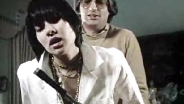 பின்னால் ஒரு பெரிய சுற்று கொண்ட பிம்போ மிகவும் கடினமாக உள்ளது