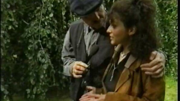 குத உடலுறவை அனுபவிக்கும் ஒரு பொன்னிறம் இரட்டை ஊடுருவலைப் பெறுகிறது