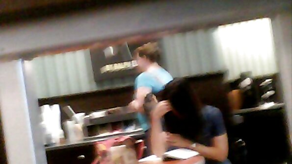 ஒரு அழகான ரேக் கொண்ட ஒரு பொன்னிற மேசைக்கு எதிராகத் தள்ளப்பட்டு குத்தப்படுகிறது