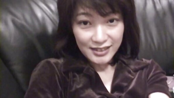 மெல்ல விரும்பும் ஒரு பிஸ்டி பிட்ச் அவளுடைய ஈரமான ஸ்னாட்சை மசாஜ் செய்கிறது