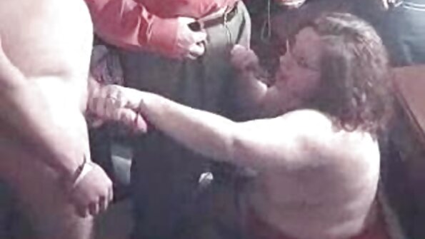 ஒரு குஞ்சு முகத்தைப் பெறுகிறது, அவளும் குத உடலுறவை அனுபவிக்கிறாள்