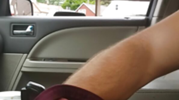 மொட்டையடித்த புஸ்ஸுடன் ஒரு சூடான அனைத்து இயற்கை சேறும் படுக்கையில் தள்ளப்படுகிறது