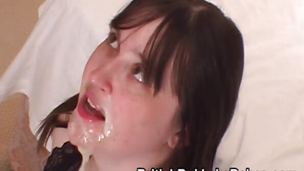 இயற்கையான நுணுக்கங்களைக் கொண்ட ஒரு பெண்மணி அவளது இறுக்கமான புண்ணில் சிக்கியிருக்கிறாள்