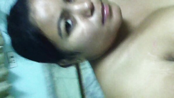 ஒரு கவர்ச்சியான மற்றும் விளையாட்டுப் பெண் தனது ஆண் நண்பரால் கழுதையை வணங்குகிறாள்