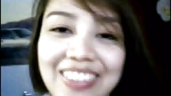 ஆசிய குஞ்சு ஒரு டில்டோவை உறிஞ்சும் போது மற்றொன்றை சவாரி செய்கிறது