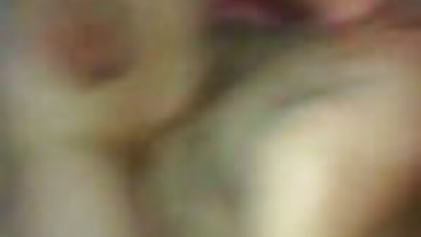 ஒல்லியான பொன்னிறம் பின்னால் இருந்து நாய் பாணியை ஊடுருவி வருகிறது