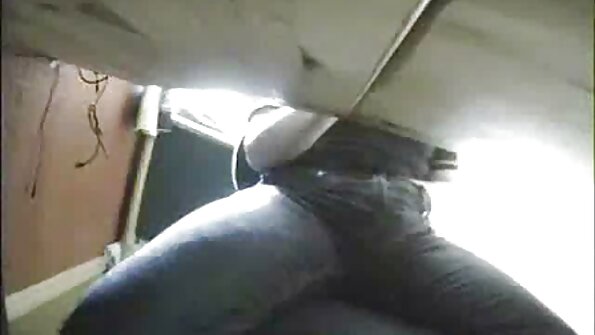 கவர்ச்சிகரமான டீனேஜ் குழந்தை இரண்டு சூடான பையன்களால் ஆணியடிக்கப்படுகிறது