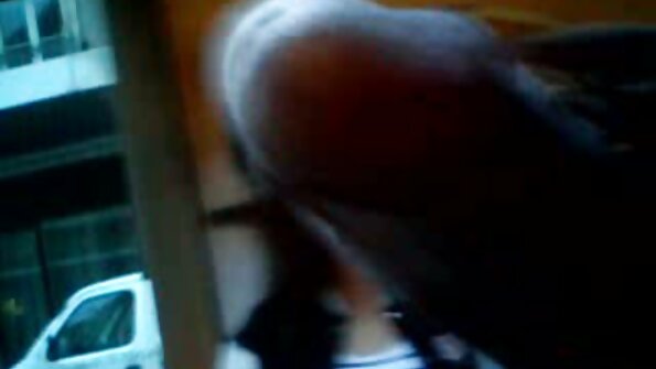 அழகான காகம் ஹேர்டு பிட்ச் அவளது குறும்பு ஸ்டெட்பேடால் அடிபடுகிறது