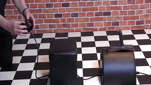 பெரிய காக் அட்டை சுறா மேஜையில் இருந்த வீரர்களில் ஒருவரின் மனைவியைப் புணர்கிறது