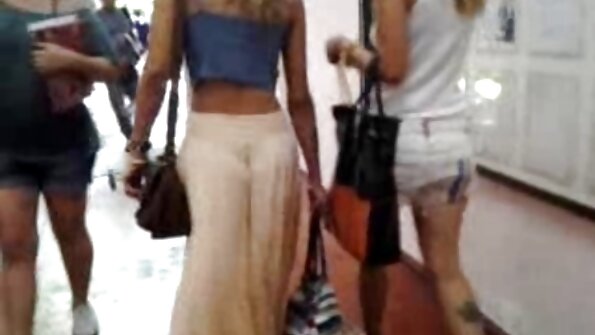 குட்டையான கூந்தலுடன் கூடிய பெரிய-டைட்டட் MILF டில்டோவைப் பயன்படுத்தி ஆசாமியை திருப்திப்படுத்துகிறது