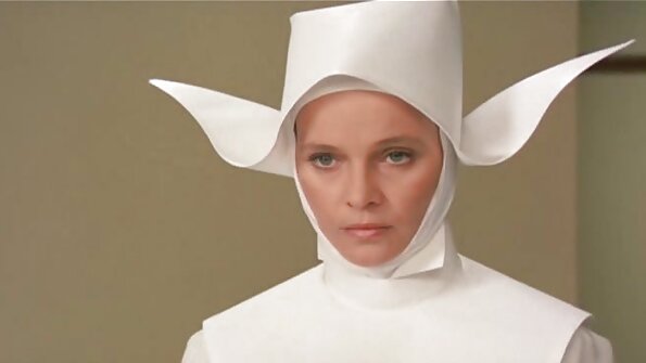 ஆசனவாயை விரும்பும் ஒரு பிம்போ அவளது கழுதைக் கன்னங்களைத் திறக்கிறது, அதனால் அவள் கசக்க முடியும்