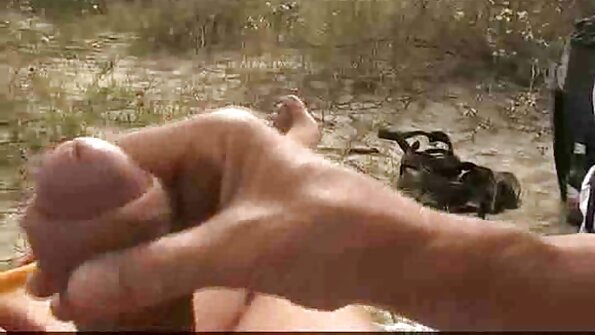 ஒரு பிகினியுடன் ஒரு பிம்போ ஒரு படகில் அவள் ஊடுருவி வருகிறாள்