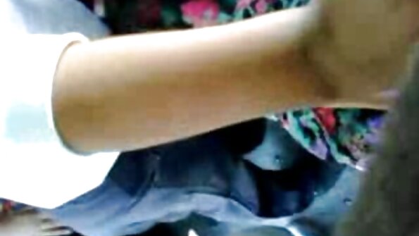 ஒரு கறுப்பினத்தவர் சோபாவில் சூடான லத்தீனாவுடன் வழிநடத்துகிறார்