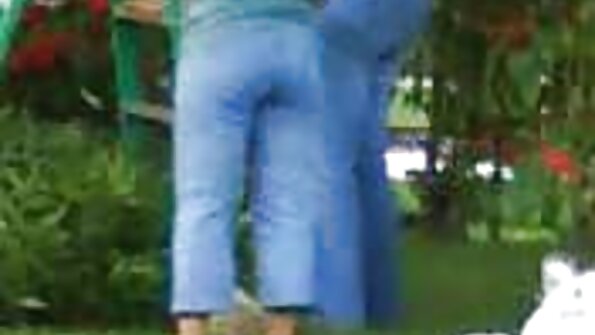 ஒரு நல்ல கழுதையுடன் ஒரு பொன்னிறம் தோழர்கள் டிவி பார்க்கும் போது அவளது ஊடுருவி வருகிறது