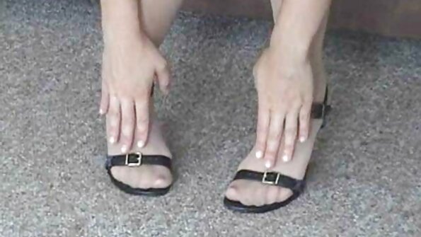 ஒரு பழுப்பு நிற ஹேர்டு லத்தீனா தனது ஈரமான ஸ்னாட்சிற்குள் கம் ஷாட் பெறுகிறார்