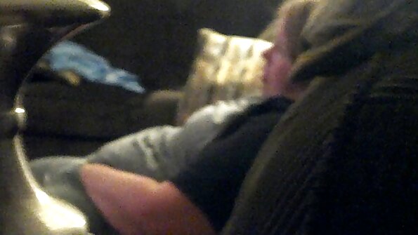 ஒரு அழகி அவளுக்குப் பிடித்திருப்பதால் அவளது புண்ணுக்குள் நிறைய கம் கிடைக்கிறது