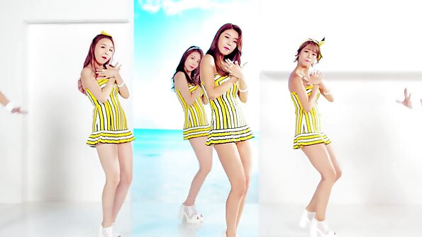 ஒரு அழகி வேலை செய்கிறாள், அவள் செயல்பாட்டில் சிக்கிக்கொண்டாள்