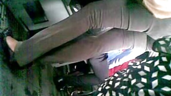 அவளது ஈரமான குண்டில் இயற்கையான நுரையீரலுடன் கூடிய ஒரு பிஸ்டி பிட்ச்