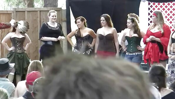 ஒரு கவர்ச்சியான வாயுடன் ஒரு சேவல் வெறி பிடித்த கூகர் ஒரு அடியாக வேலை செய்கிறது